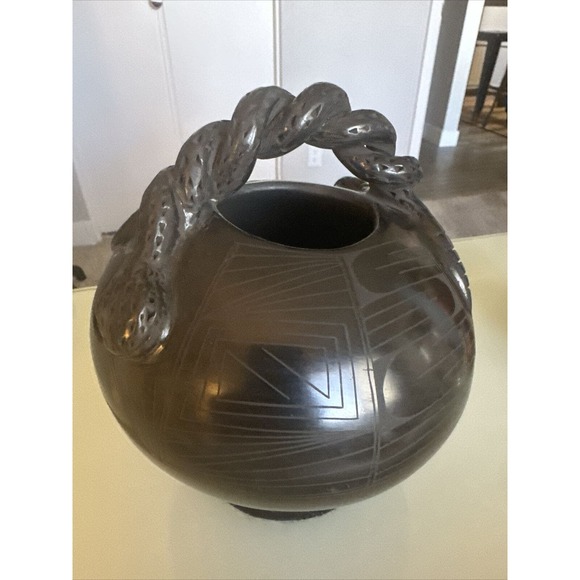 Exceptional Black On Black Vase signed Rosa Quezada Mata Ortiz Pottery 8”